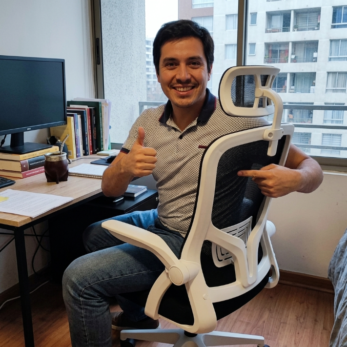 Silla ergonómica AirFlex en un escritorio de casa